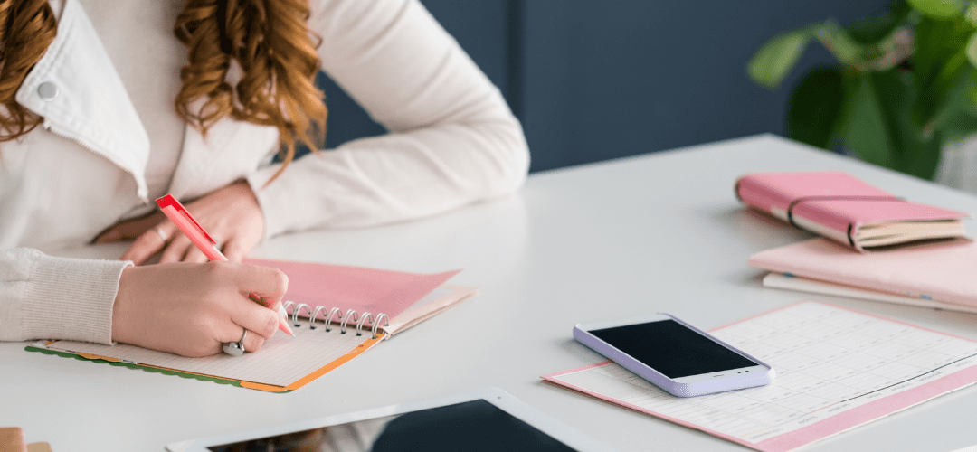 ragazza che scrive nel blocconotes PAGINA SOCIAL